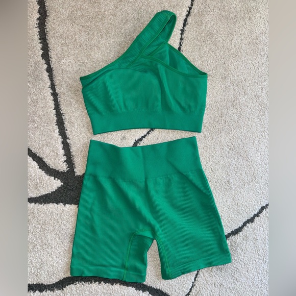 2 Pieced Ribbed One Shoulder High Waist Shorts Seamless Sports Bra Gym Set - Picture 5 of 6